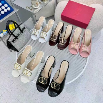 발렌*노 2027 SS 신상 악어가죽 무늬 V로고 블록힐 뮬 샌들 여성용